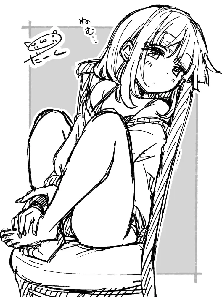 少女、パーカーで下はパンツ姿、眠たげな表情で椅子の上で膝を抱えて座っている。